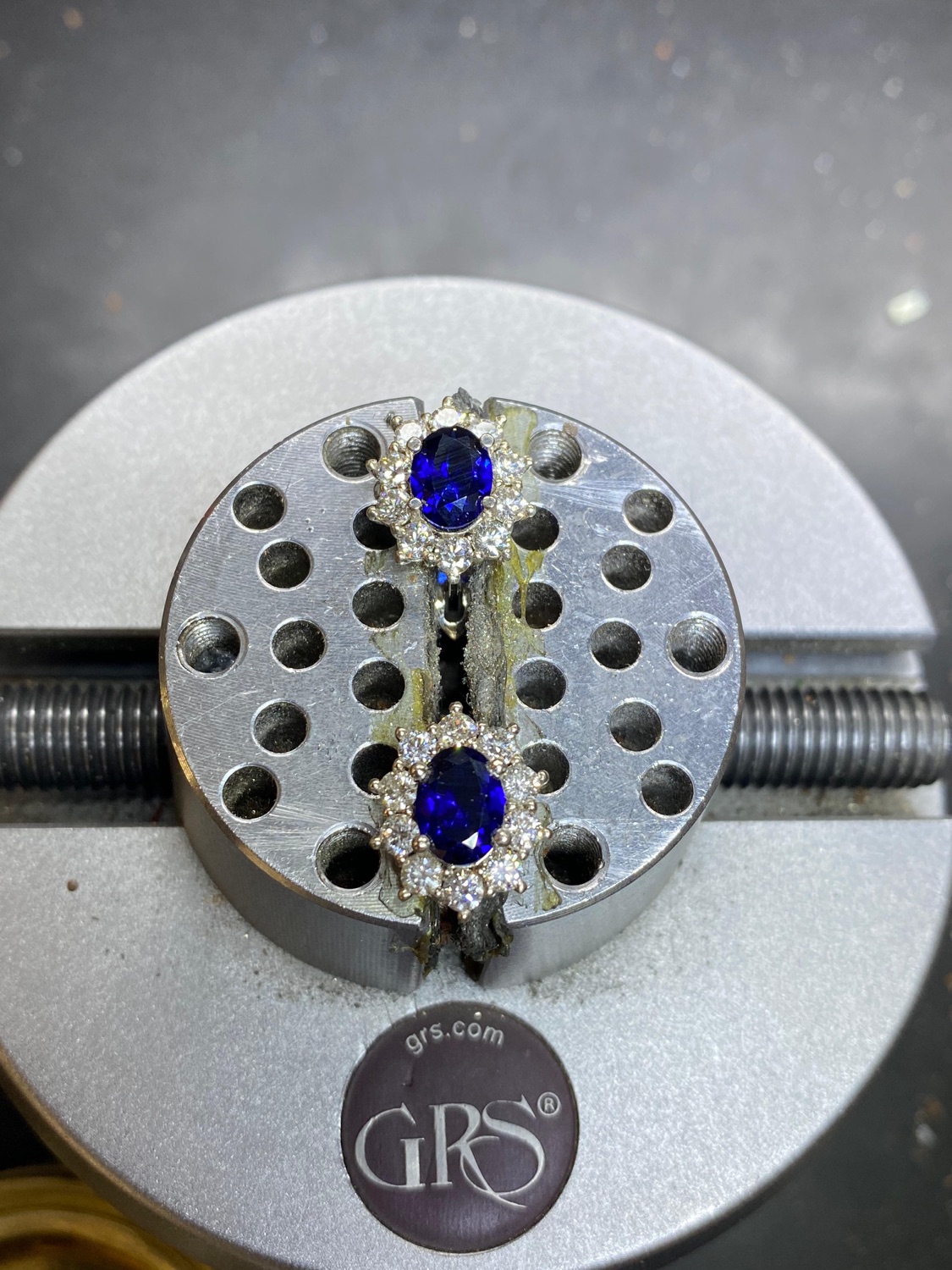 עגילי יהלומים בעיצוב אישי — Guerrier Jewelry